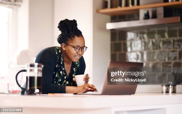 proberen om wat informatie te zoeken - laptop work search stockfoto's en -beelden