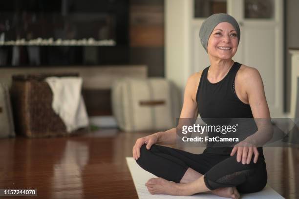 femme aîné avec le cancer - yoga pose photos et images de collection