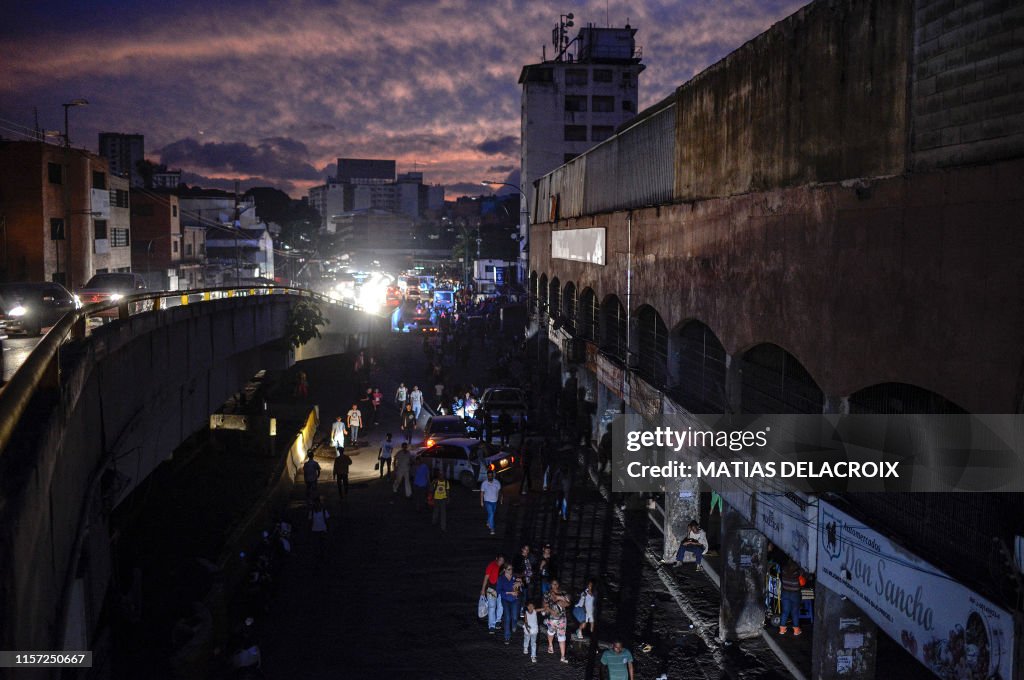 TOPSHOT-VENEZUELA-CRISIS-POWER-OUTAGE