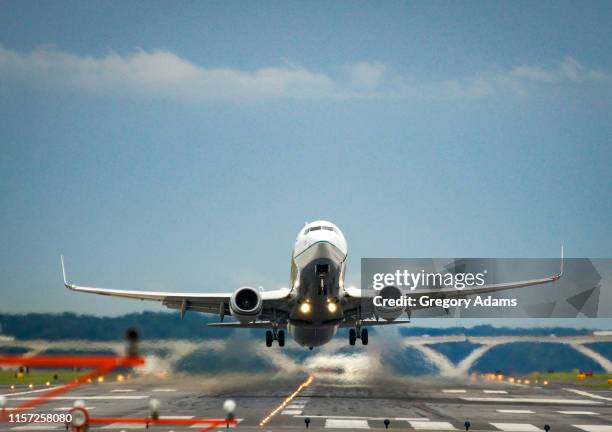 commercial jet taking off from reagan national airport - opstijgen activiteit stockfoto's en -beelden
