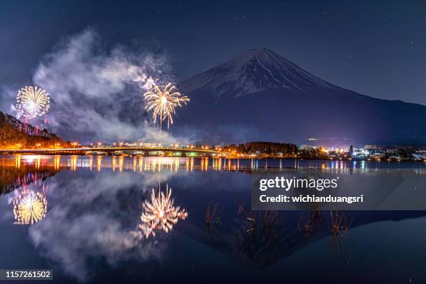 mt fuji and a firework reflected in lake kawaguchi - fujikawaguchiko stock-fotos und bilder