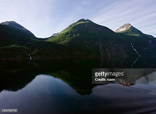 fjord ausblick, norwegen - geiranger stock-fotos und bilder