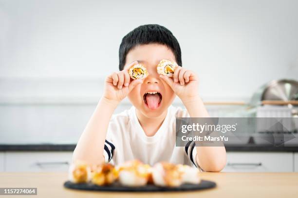 junge nerd junge essen sushi - cute japanese boy stock-fotos und bilder