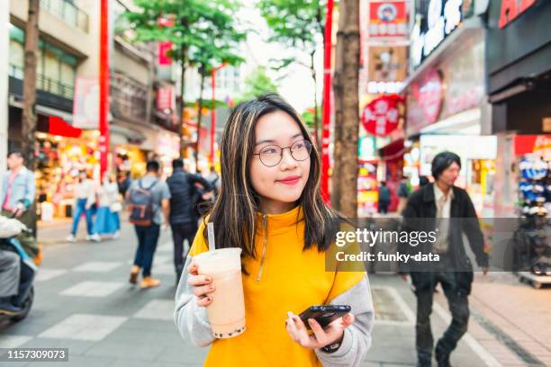 vietnamesische junge frau in ximending taipei - taiwanese ethnicity stock-fotos und bilder