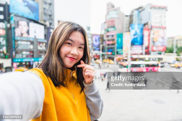 junger taiwanesischer student in ximen taipeh - taiwanese ethnicity stock-fotos und bilder