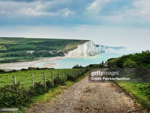 road down to the seven sisters cliffs - cuckmere haven stockfoto's en -beelden