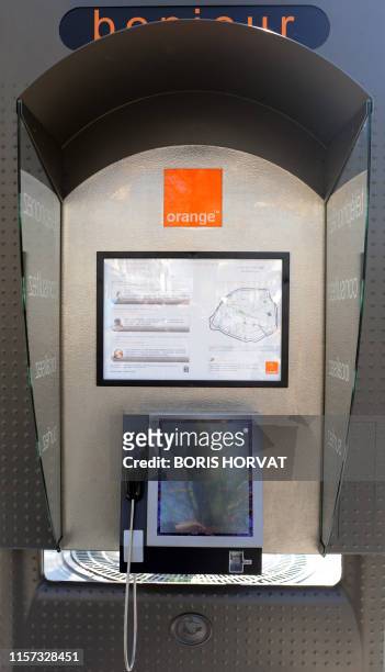 Photo prise le 09 avril 2010 sur les Champs-Elysées à Paris d'une cabine téléphonique de nouvelle génération. Equipées notamment d'un écran tactile...