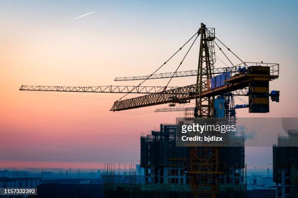 bouwplaats onder zonsondergang - construction planning stockfoto's en -beelden