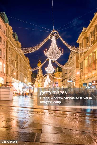 graben at christmas, vienna, linking stephanplatz with the upmarket kohlmarkt, the graben is one of the grandest thoroughfares in vienna, austria - kohlmarkt street fotografías e imágenes de stock