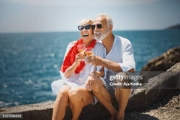toast op onze zomervakantie. - couple on beach sunglasses stockfoto's en -beelden