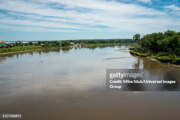 missouri river separating nebraska and iowa, nebraska on the left and iowa on the right. - missouri v nebraska bildbanksfoton och bilder