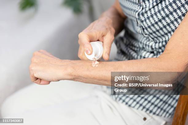 woman hormone gel - hormone photos et images de collection