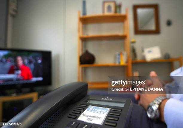 Un logement intelligent pour veiller sur les personnes âgées"- Une personne regarde la télévision, le 23 avril 2009, à Sophia-Antipolis, dans un...