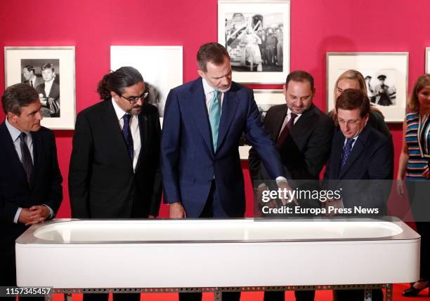 The acting secretary of State of Infraestructures, Pedro Saura , the acting minister of Development, José Luis Ábalos , the King Felipe VI , and the...