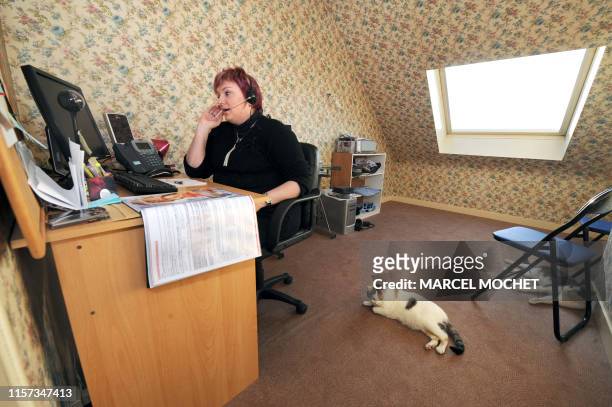 Télétravail: un centre d'appels se délocalise... Chez ses employés" - Gaëlle Boissière, salariée chez Webhelp, un centre d'appels qui expérimente le...