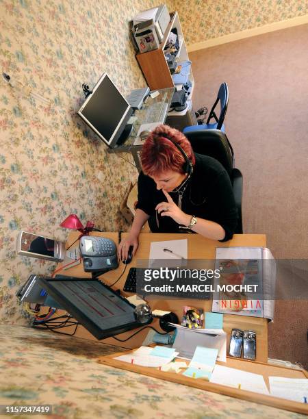 Télétravail: un centre d'appels se délocalise... Chez ses employés" - Gaëlle Boissière, salariée chez Webhelp, un centre d'appels qui expérimente le...