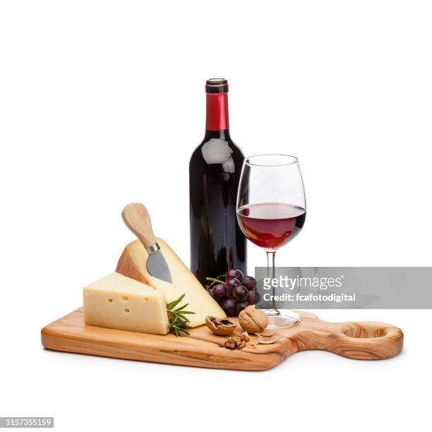 kaas en wijn plateau geïsoleerd op witte achtergrond - wijnfles stockfoto's en -beelden