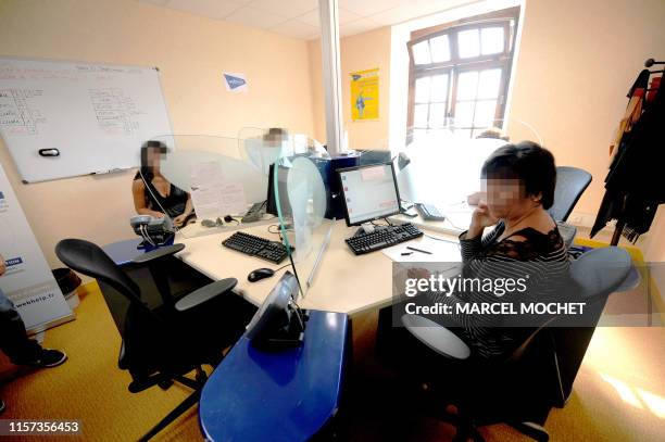 Des détenues de la prison des femmes de Rennes, employées par le groupe de centres d'appels Webhelp travaillent à leur poste, le 10 Septembre 2009....