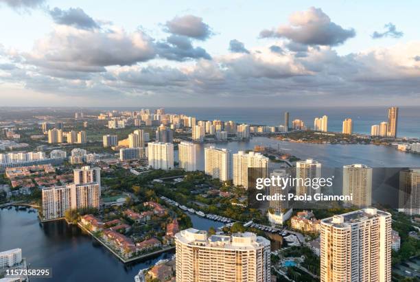 atemberaubende luftaufnahme von south miami beach an einem bewölkten tag - south stock-fotos und bilder