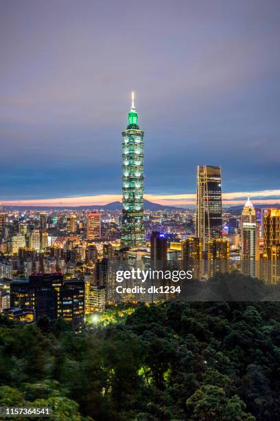 nachtansicht der skyline von taipeh - taipei 101 stock-fotos und bilder