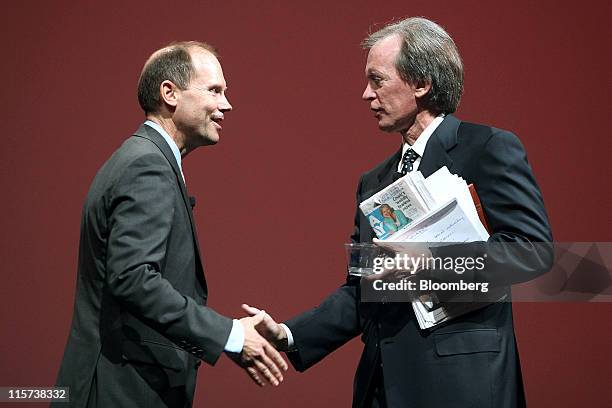 Joe Mansueto, chairman and chief executive officer of Morningstar Inc., left, shakes hands with Bill Gross, co-chief investment officer of Pacific...