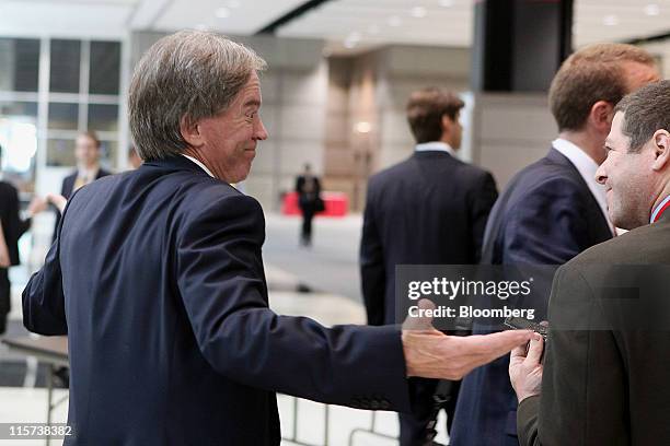 Bill Gross, co-chief investment officer of Pacific Investment Management Co., talks with attendees after speaking at the Morningstar Investment...