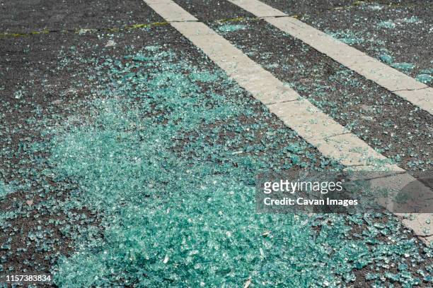 broken glass on ground in parking lot - vidro quebrado imagens e fotografias de stock