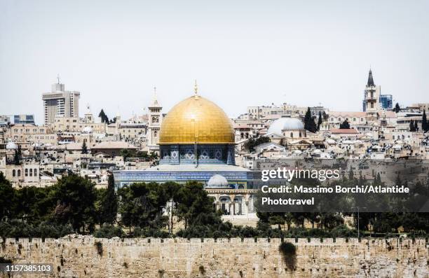 view of the old town with the dome of the rock - centrum jeruzalem stockfoto's en -beelden