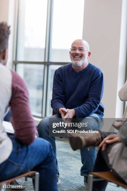 reife mann lacht, wenn nicht wiederzuerkennen teen macht einen witz - group counselling stock-fotos und bilder