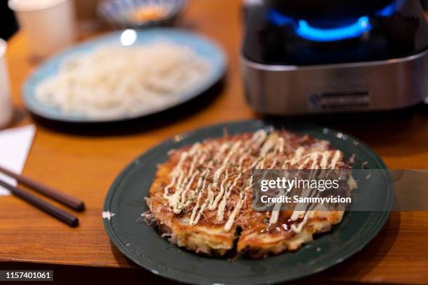 okonomiyaki on the table - okonomiyaki 個照片及圖片檔