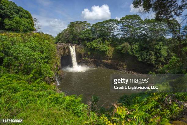 rainbow falls in hilo, hawaii - rainbow waterfall stock pictures, royalty-free photos & images