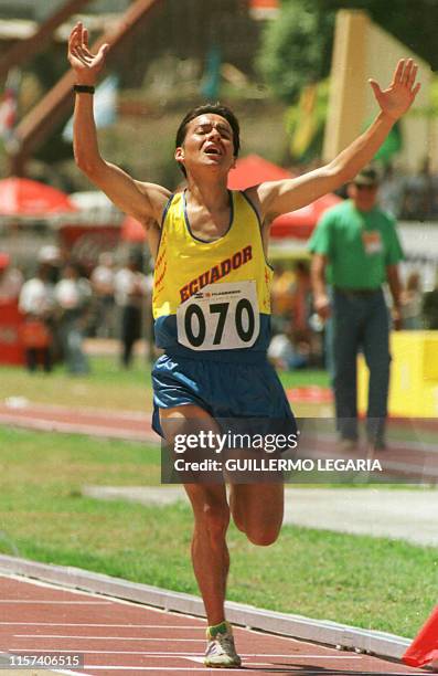 El atleta Ecuatoriano Richard Arias levanta los brazos al llegar a la meta luego de haber ganado la prueba de 3,000 metros con obstaculos en los...