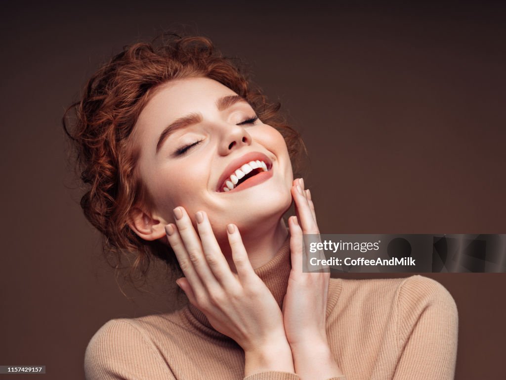 Mooie vrouw met krullend kapsel