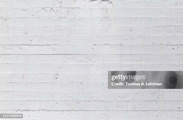 plastered and painted white concrete wall background - gesso para construção imagens e fotografias de stock