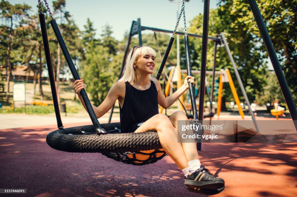 Chica disfrutando en el swing