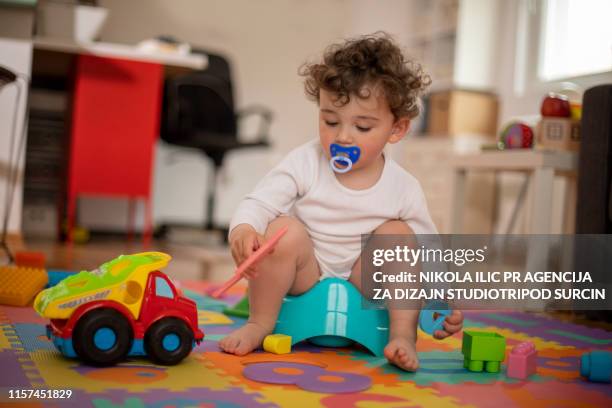 baby boy spelen - plaspot stockfoto's en -beelden