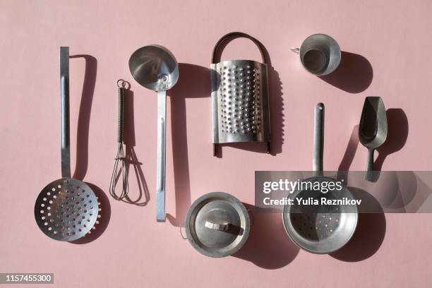 vintage kitchen utensils on the pink background - panela utensílio imagens e fotografias de stock