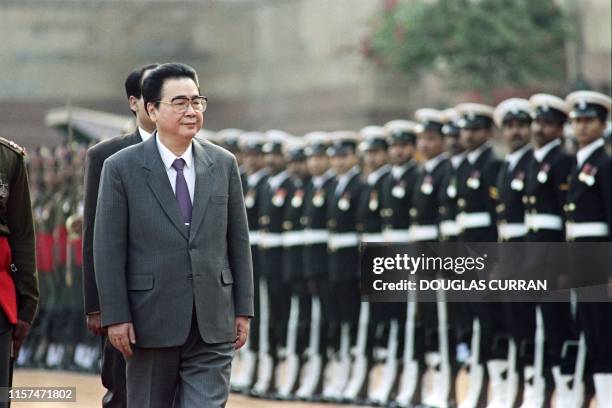 Picture taken on December 11, 1991 at New Delhi showing Chinese Premier Li Peng reviewing the guard of honour at the beginning of his official visit...