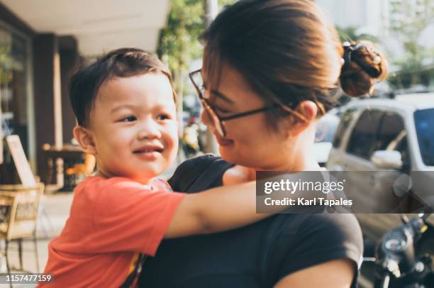 portrait of asian mother and son outdoors - philippines family 個照片及圖片檔