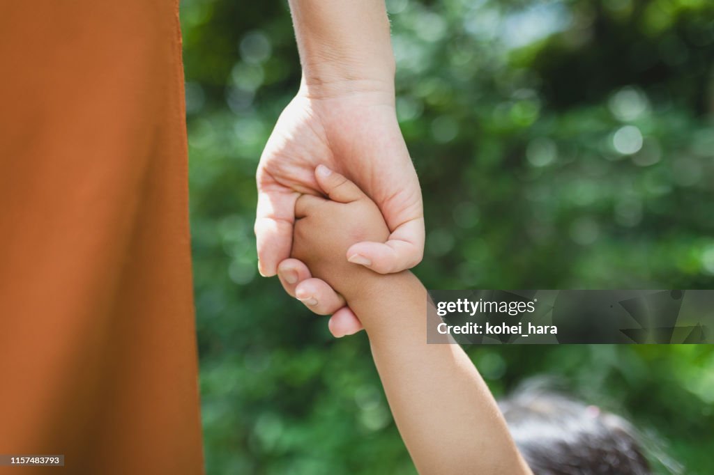 Madre e hija sosteniendo las manos en el parque