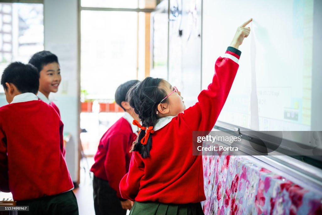 Student Pointing Screen Girl Pointing On Screen In Computer Lab High-Res Stock Photo - Getty Images