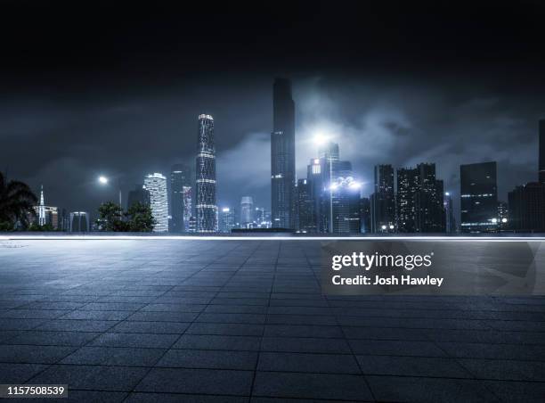 empty parking lot with cityscape background - empty lot night - fotografias e filmes do acervo