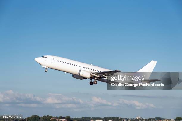 an airplane just after take off - fuselagem - fotografias e filmes do acervo