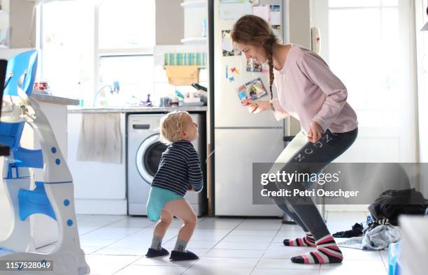 mamá y niño bailando en la cocina. - chica bailando en pijama fotografías e imágenes de stock