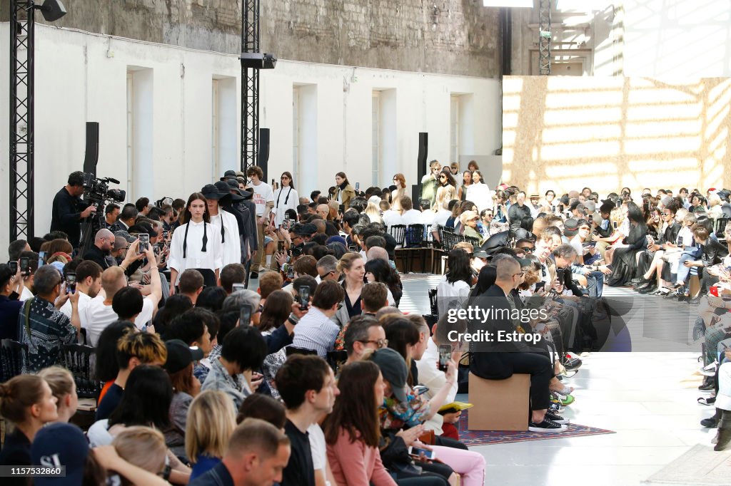 Sacai : Runway - Paris Fashion Week - Menswear Spring/Summer 2020