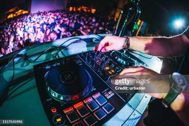 dj spelen en mixen van muziek op party - edm stockfoto's en -beelden