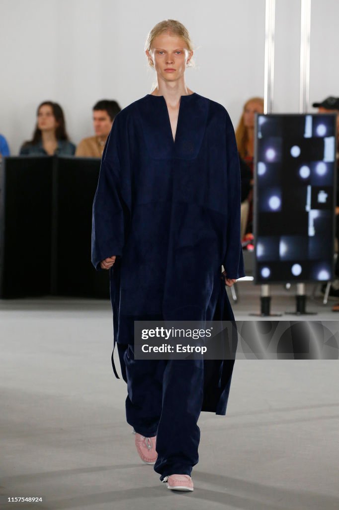 Loewe : Runway - Paris Fashion Week - Menswear Spring/Summer 2020