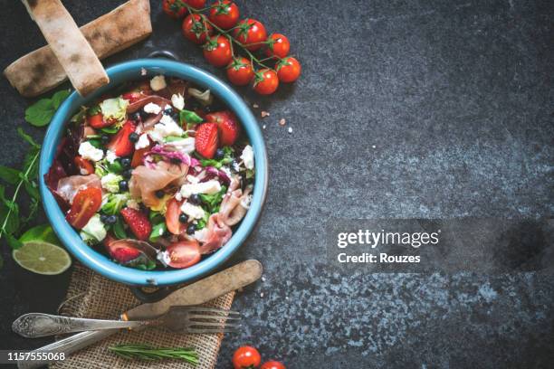 frische salatschüssel - rucola stock-fotos und bilder