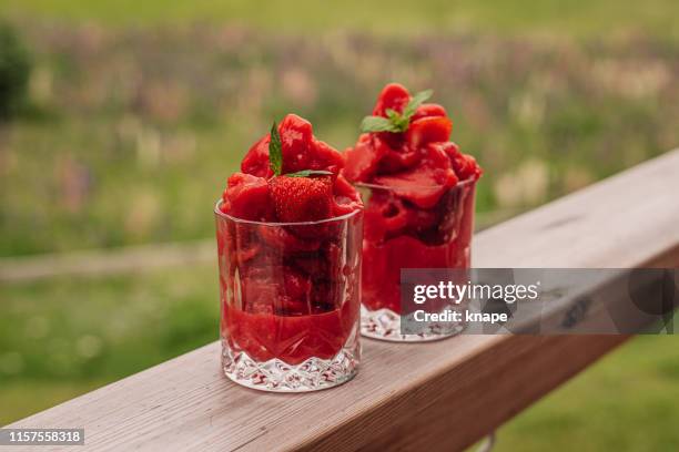 hausgemachte erdbeere daiquiri im freien im sommer - daiquiri stock-fotos und bilder