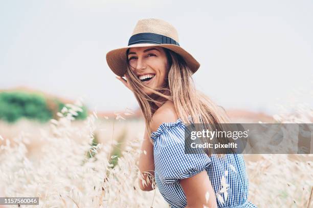 bellezza e felicità - woman face hat foto e immagini stock